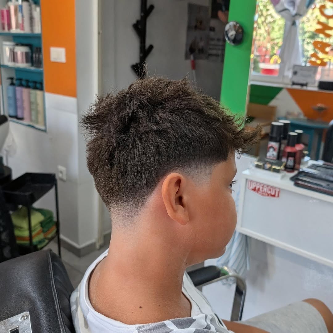 Unutrašnjost salona Street Style T — gotova frizura s mid taper fadeom, police s proizvodima u pozadini